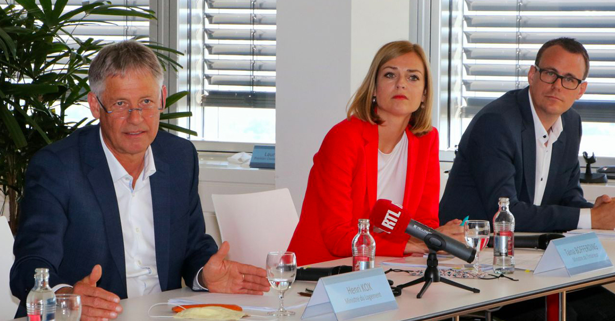 De gauche à droite : Henri Kox, ministre du Logement, Taina Bofferding, ministre de l'Intérieur et Frank Goeders, ministère de l'Intérieur. ©MLog